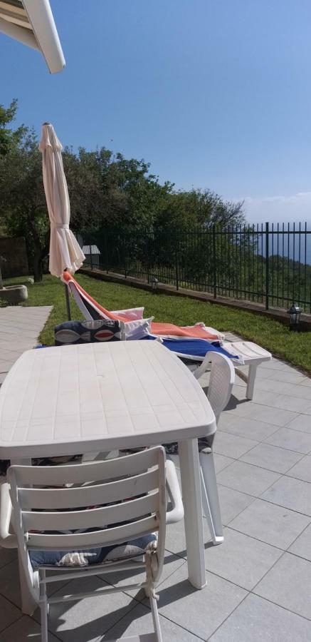 Appartamento Terrazza Vista Mare Mozzafiato โมเนเลีย ภายนอก รูปภาพ